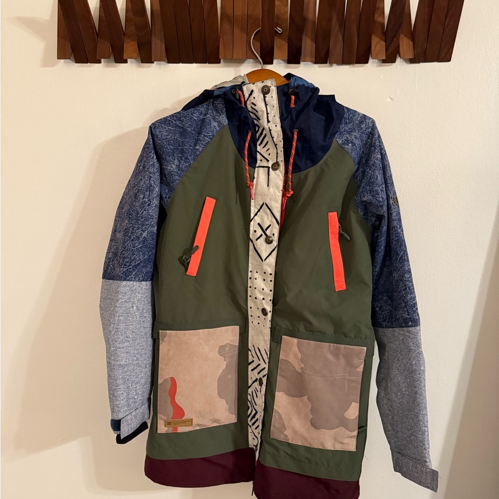 DC Blue and Green Puffer Jacket Sporty Casual Design